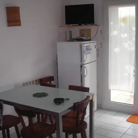 Maison Dans Piscine Tennis Holiday home