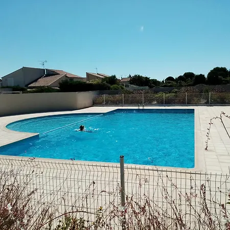 Maison Dans Piscine Tennis Holiday home